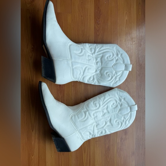 ASOS DESIGN Andi flat western / cowgirl boots in white W 9 - Picture 9 of 9